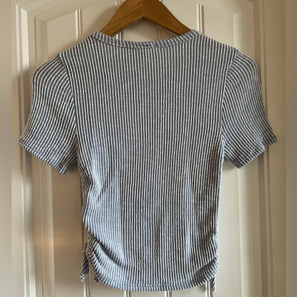 Fitted crop top. Ribbed. - Picture 2 of 2